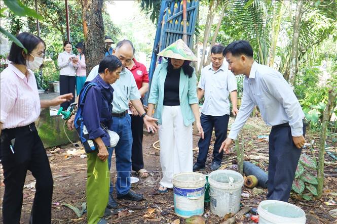 Tuyên truyền người dân phòng, chống dịch sốt xuất huyết tại phường Bình Phước (thành phố Đồng Nai). Ảnh: Nhật Bình – TTXVN
