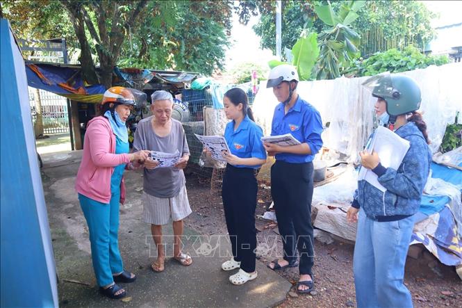 Tuyên truyền người dân phòng, chống dịch sốt xuất huyết tại phường Bình Phước (thành phố Đồng Nai). Ảnh: Nhật Bình – TTXVN