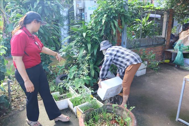 Tuyên truyền người dân phòng, chống dịch sốt xuất huyết tại phường Bình Phước (thành phố Đồng Nai). Ảnh: Nhật Bình – TTXVN 