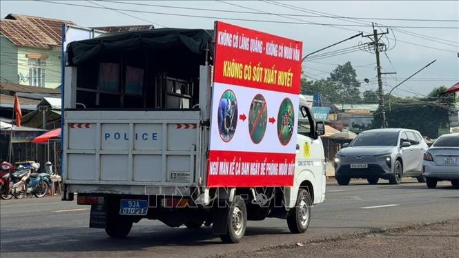 Xe tuyên truyền phòng, chống dịch sốt xuất huyết tại xã Nha Bích (thành phố Đồng Nai). Ảnh: Nhật Bình – TTXVN