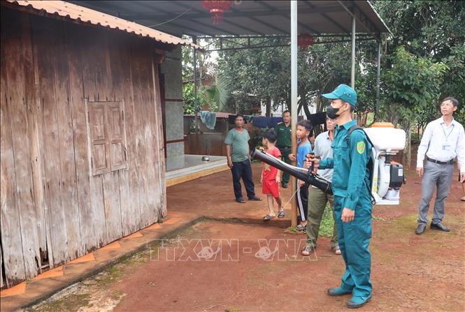 Cán bộ y tế và lực lượng Ban Chỉ huy quân sự xã Nghĩa Trung (thành phố Đồng Nai) phối hợp phun hóa chất phòng, chống dịch sốt xuất huyết tại các hộ dân. Ảnh: Nhật Bình – TTXVN
