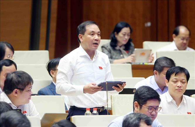 Đại biểu Quốc hội thành phố Huế Nguyễn Tiến Hùng phát biểu. Ảnh: Phạm Kiên - TTXVN