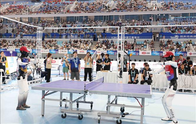 Các Robot thi đấu ở nội dung bóng bàn. Ảnh: Công Tuyên-PV TTXVN tại Trung Quốc