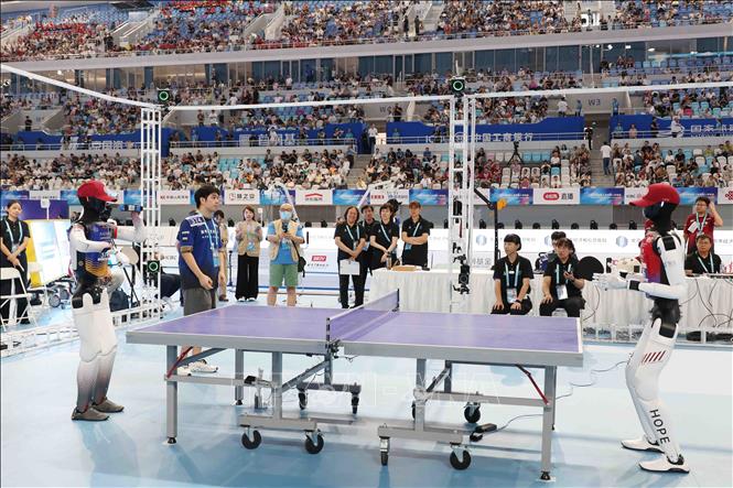 Các Robot thi đấu ở nội dung bóng bàn. Ảnh: Công Tuyên-PV TTXVN tại Trung Quốc