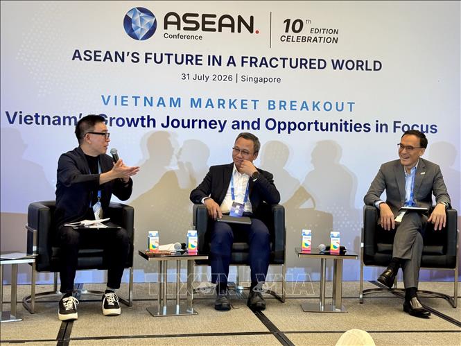 Ông Khuất Việt Hùng (giữa), Phó Chủ tịch Tập đoàn Sovico Group tham gia thảo luận nhân diễn đàn ASEAN tại Singapore. Ảnh: Đỗ Vân - PV TTXVN tại Singapore