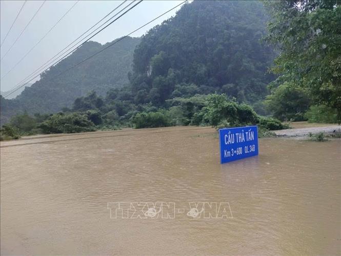 Mưa lớn làm ngập 1 cây cầu ở xã Đức Long. Ảnh: TTXVN phát