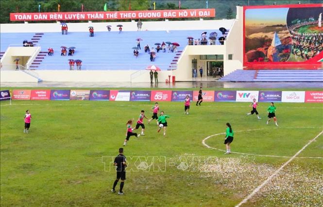 Kết thúc trận đấu đội tuyển xã Lâm Thượng (Lào Cai) giành chiến thắng 2-0 trước đội tuyển xã Pắc Ta (Lai Châu). Ảnh: TTXVN phát