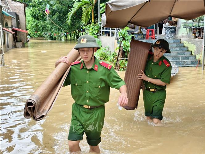 Lực lượng công an tỉnh Bắc Ninh hỗ trợ người dân di dời tài sản. Ảnh: Danh Lam - TTXVN