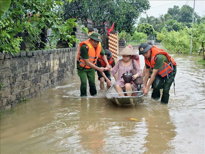 Lực lượng công an tỉnh Bắc Ninh hỗ trợ người dân di dời khỏi vùng lụt. Ảnh: Danh Lam - TTXVN
