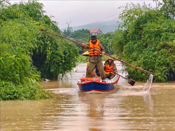 Lực lượng công an tỉnh Bắc Ninh hỗ trợ người dân di dời khỏi vùng lụt. Ảnh: Danh Lam - TTXVN
