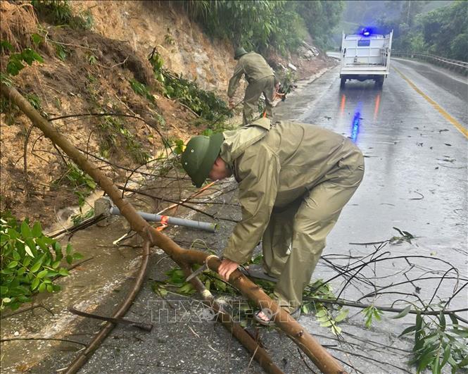Lực lượng công an tỉnh Bắc Ninh dọn dẹp giúp giao thông thông suốt. Ảnh: Danh Lam - TTXVN