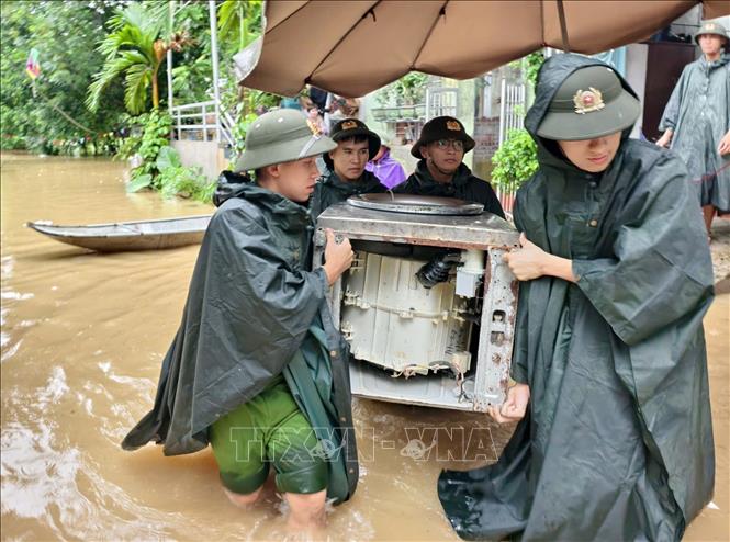 Lực lượng công an tỉnh Bắc Ninh hỗ trợ người dân di dời tài sản. Ảnh: Danh Lam - TTXVN