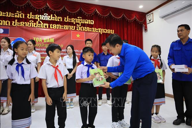 Đoàn đại biểu Việt Nam trao tặng đồ dùng học tập cho học sinh có hoàn cảnh khó khăn tại tỉnh Luang Prabang. Ảnh: Xuân Tú – PV TTXVN tại Lào