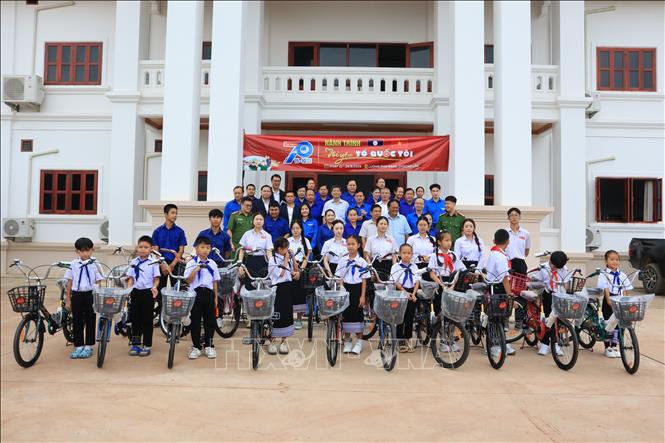 Đoàn đại biểu Việt Nam trao tặng xe đạp cho học sinh có hoàn cảnh khó khăn tại tỉnh Luang Prabang. Ảnh: Xuân Tú – PV TTXVN tại Lào