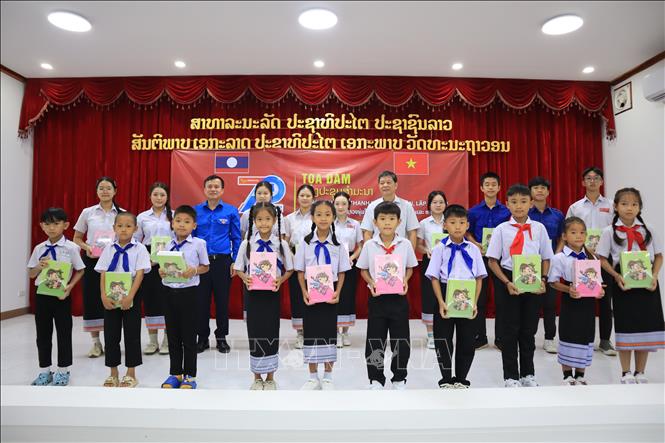 Đoàn đại biểu Việt Nam trao tặng đồ dùng học tập cho học sinh có hoàn cảnh khó khăn tại tỉnh Luang Prabang. Ảnh: Xuân Tú – PV TTXVN tại Lào