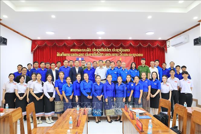 Các đại biểu chụp ảnh lưu niệm tại Tọa đàm “Đồng hành với thanh niên trong lập thân, lập nghiệp”. Ảnh: Xuân Tú – PV TTXVN tại Lào