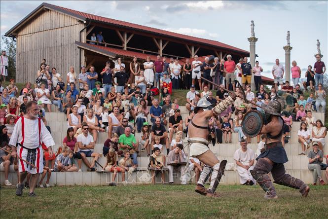 Các đấu sĩ biểu diễn giao đấu tại Lễ hội Trò chơi La Mã ở Ptuj, Slovenia ngày 22/8/2026. Ảnh: THX/TTXVN phát