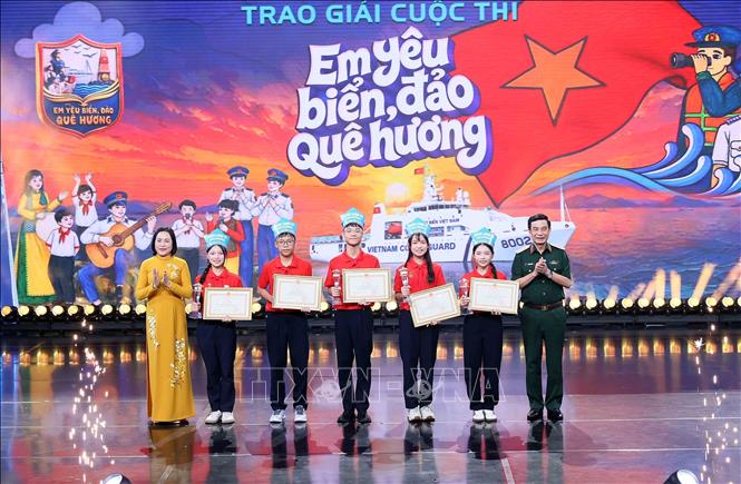 Đại tướng Phan Văn Giang, Phó Thủ tướng, Bộ trưởng Bộ Quốc phòng và Phó Chủ tịch Quốc hội Nguyễn Thị Thanh trao thưởng cho đội đoạt giải Nhất cuộc thi “Em yêu biển đảo quê hương”. Ảnh: An Đăng  - TTXVN