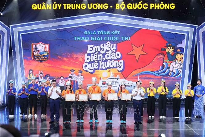 Tập thể các đội nhận giải Ba cuộc thi “Em yêu biển đảo quê hương”. Ảnh: An Đăng - TTXVN