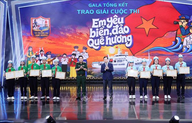 Tập thể các đội nhận giải Nhì cuộc thi “Em yêu biển đảo quê hương”. Ảnh: An Đăng - TTXVN