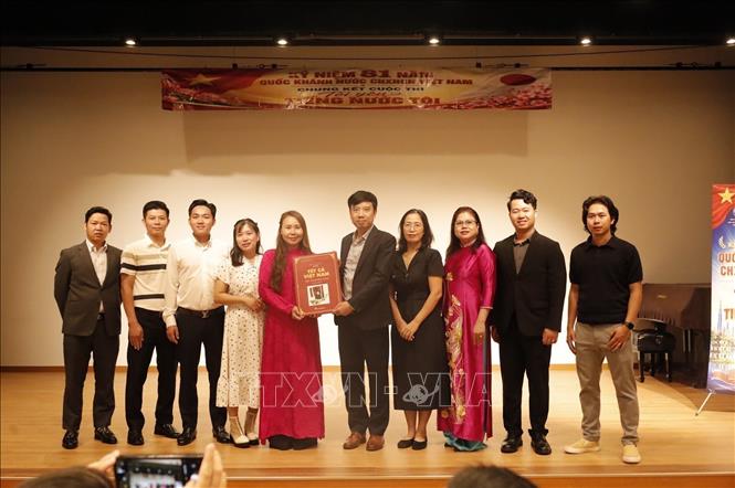 The Consulate General of Vietnam in Osaka presented a set of books about Vietnam to the Organizing Committee. VNA Photo: Nguyễn Tuyến 
