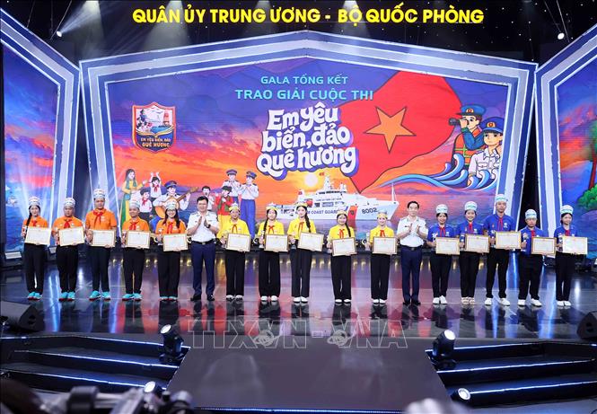 Tập thể các đội nhận giải Ba cuộc thi “Em yêu biển đảo quê hương”. Ảnh: An Đăng - TTXVN