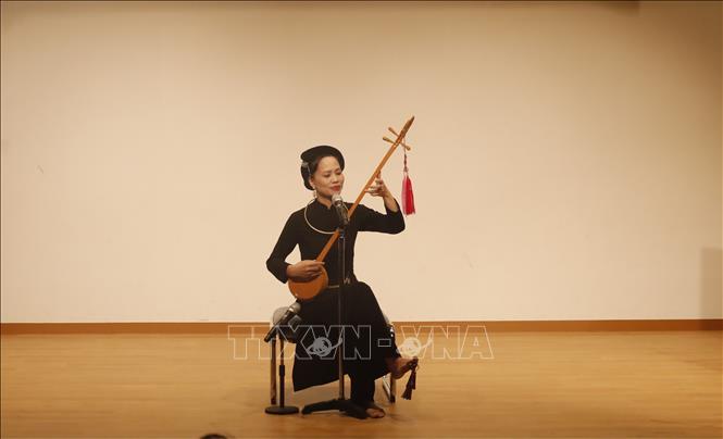 Vuong Thi Toan performs a folk song 