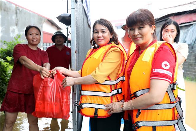 Lãnh đạo Ủy ban MTTQ Việt Nam tỉnh Lạng Sơn và Hội Chữ thập đỏ tỉnh trao quà cho hộ dân bị ngập sâu tại xã Tràng Định, tỉnh Lạng Sơn. Ảnh: Văn Đạt - TTXVN