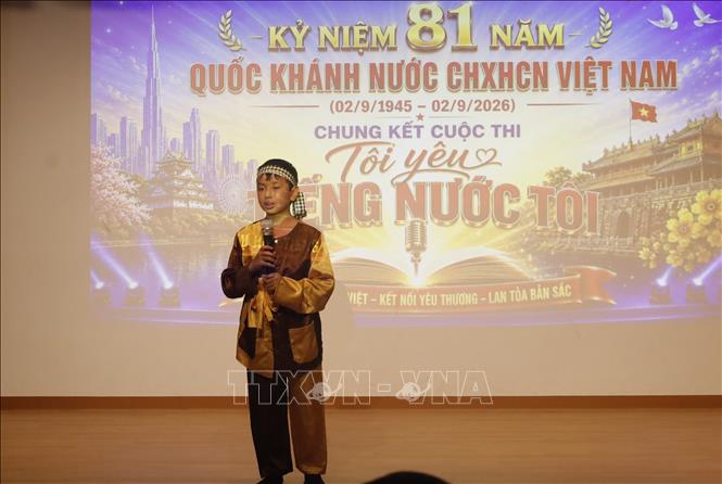 Duc An, a 8 years old participant, performs a song at the event. VNA Photo: Nguyễn Tuyến 
