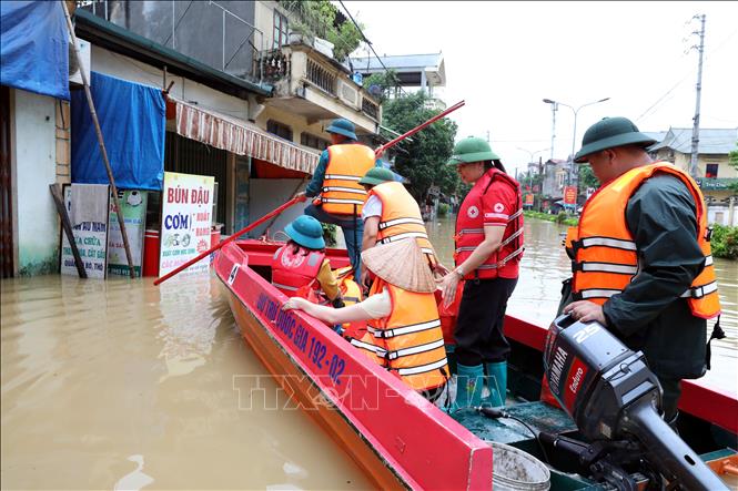Xã Thất Khê, tỉnh Lạng Sơn bị ngập sâu với gần 1.000 hộ dân bị ảnh hưởng nhà ở, chủ yếu là ngập nước nên người dân và lực lượng chức năng phải di chuyển bằng thuyền trên Quốc lộ 4A qua địa bàn xã. Ảnh: Văn Đạt - TTXVN
