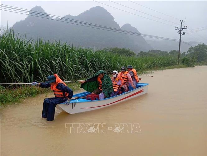 Lực lượng cứu hộ trên đường thực hiện nhiệm vụ hỗ trợ nhân dân tại xã Đức Long. Ảnh: TTXVN phát