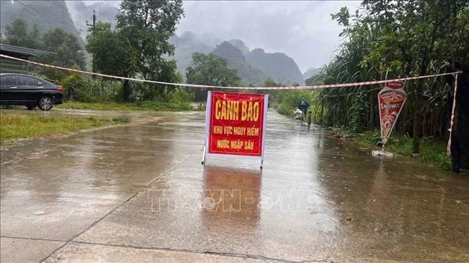 Nhiều tuyến đường trên địa bàn xã Đức Long bị ngập sâu, không lưu thông được. Ảnh: TTXVN phát