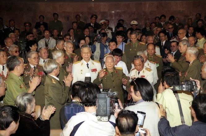Đại tướng Võ Nguyên Giáp dự buổi gặp mặt đại diện chiến sĩ Điện Biên Phủ tại Bảo tàng Hồ Chí Minh, ngày 13/3/2004. Ảnh: Trần Tuấn - TTXVN