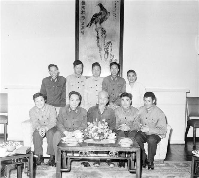 Chủ tịch Hồ Chí Minh và Đại tướng Võ Nguyên Giáp tiếp đoàn các chiến sĩ lái máy bay của Không quân nhân dân Việt Nam có nhiều thành tích trong chiến đấu (4/1966). Ảnh: TTXVN