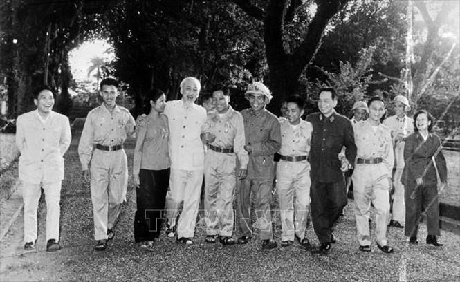 Chủ tịch Hồ Chí Minh và Đại tướng Võ Nguyên Giáp cùng với các anh hùng và chiến sĩ thi đua miền Nam ra thăm Hà Nội, tháng 11/1965. Ảnh tư liệu TTXVN