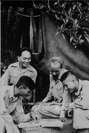 Chủ tịch Hồ Chí Minh, Đại tướng Võ Nguyên Giáp (bên trái, phía sau) cùng các đồng chí trong Bộ Tư lệnh chiến dịch bàn bạc kế hoạch tác chiến. Ảnh: Tư liệu - TTXVN