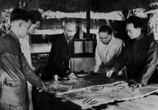 Tháng 12/1953, Trung ương Đảng và Chủ tịch Hồ Chí Minh quyết định mở mặt trận có tính chất chiến lược: tiêu diệt tập đoàn cứ điểm quân viễn chinh tinh nhuệ Pháp ở Điện Biên Phủ. Trong ảnh: Bộ chỉ huy Chiến dịch Điện Biên Phủ. Chủ tịch Hồ Chí Minh (giữa), Đại tướng, Tổng tư lệnh Võ Nguyên Giáp (ngoài cùng bên phải) và các đồng chí trong Bộ chỉ huy chiến dịch. Ảnh: Tư liệu TTXVN