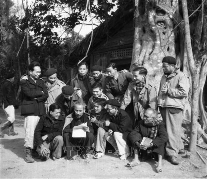 Chủ tịch Hồ Chí Minh và Đại tướng Võ Nguyên Giáp (hàng sau, ngoài cùng bên trái) với các đại biểu dự Đại hội Đảng toàn quốc lần thứ II (tháng 2/1951). Ảnh: Tư liệu TTXVN
