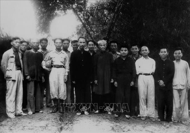 Năm 1948, ở tuổi 37, đồng chí Võ Nguyên Giáp được phong quân hàm Đại tướng và trở thành vị tướng đầu tiên của Quân đội nhân dân Việt Nam. Trong ảnh: Đại tướng Võ Nguyên Giáp (hàng đầu, thứ ba từ trái sang) bên cạnh Chủ tịch Hồ Chí Minh, sau lễ phong quân hàm Đại tướng, tại Lục Rã, chân đèo Re, ngày 27/5/1948. Ảnh: TTXVN