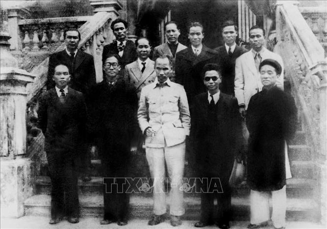 Chủ tịch Hồ Chí Minh và các thành viên trong Chính phủ lâm thời chụp ảnh lưu niệm sau phiên họp đầu tiên (25/8/1945). Từ trái sang phải: Hàng đầu: Võ Nguyên Giáp, Vũ Đình Hòe, Hồ Chí Minh, Trần Huy Liệu, Nguyễn Văn Tố. Hàng thứ hai: Nguyễn Mạnh Hà, Hoàng Tích Trí, Vũ Trọng Khánh, Dương Đức Hiền. Hàng thứ ba: Phạm Văn Đồng, Hoàng Minh Giám, Cù Huy Cận. Ảnh: Tư liệu/TTXVN