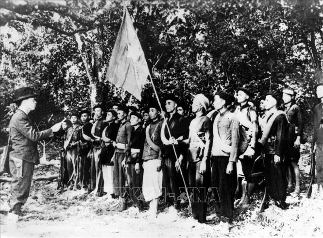 Ngày 22/12/1944 tại khu rừng thuộc châu Nguyên Bình (Cao Bằng), Đội Việt Nam tuyên truyền giải phóng quân đã chính thức làm lễ thành lập gồm 3 tiểu đội, với 34 chiến sĩ được chọn lọc từ những chiến sĩ du kích Cao - Bắc - Lạng do Võ Nguyên Giáp trực tiếp chỉ huy. Đây là đơn vị chủ lực đầu tiên của lực lượng vũ trang cách mạng và là tiền thân của Quân đội nhân dân Việt Nam. Ảnh: Tư liệu/TTXVN