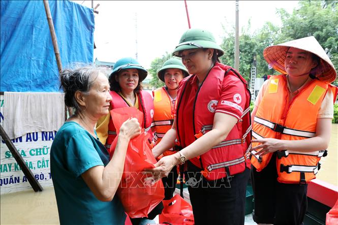Hội Chữ thập đỏ tỉnh Lạng Sơn cứu trợ khẩn cấp cho người dân vùng lũ xã Thất Khê, tỉnh Lạng Sơn. Ảnh: Văn Đạt - TTXVN