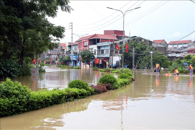 Nước lũ trên các sông dâng cao, trong 3 năm gần đây, Quốc lộ 4A - tuyến huyết mạch từ trung tâm tỉnh Lạng Sơn đi tỉnh Cao Bằng đoạn qua địa bàn xã Thất Khê năm nào cũng bị ngập sâu. Ảnh: Văn Đạt - TTXVN