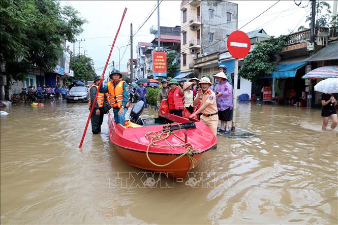 Lực lượng chức năng xã Thất Khê, tỉnh Lạng Sơn thường trực tại các điểm ngập sâu trên Quốc lộ 4A để hỗ trợ nhân dân. Ảnh: Văn Đạt - TTXVN