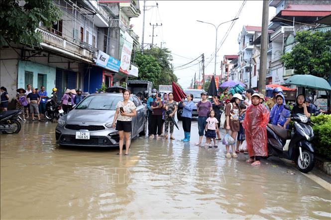 Các phương tiện giao thông không thể di chuyển qua đoạn đường bị ngập dài hơn 3 km trên Quốc lộ 4A, địa phận xã Thất Khê, tỉnh Lạng Sơn. Ảnh: Văn Đạt - TTXVN