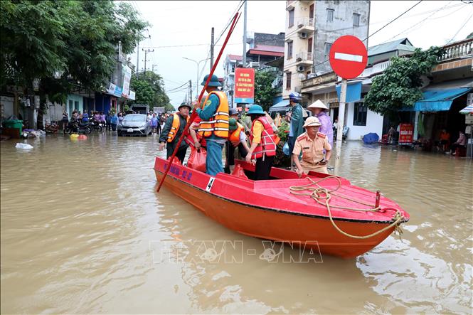 Lực lượng chức năng xã Thất Khê, tỉnh Lạng Sơn thường trực tại các điểm ngập sâu trên Quốc lộ 4A để hỗ trợ nhân dân. Ảnh: Văn Đạt - TTXVN