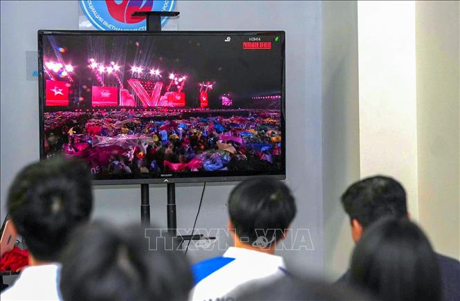 Thanh niên, sinh viên Việt Nam tại Moskva theo dõi phát trực tiếp chương trình nghệ thuật chính luận 