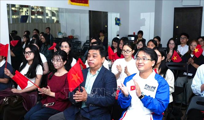 Ông Trần Phú Thuận, Phó Chủ tịch kiêm Tổng Thư ký Liên hiệp các tổ chức người Việt Nam tại Liên bang Nga, đại diện Ban Cán sự Đoàn, Hội sinh viên Việt Nam tại Liên bang Nga theo dõi phát trực tiếp chương trình nghệ thuật chính luận 