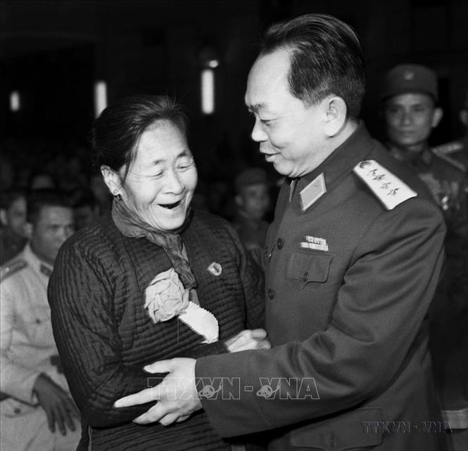 Đại tướng Võ Nguyên Giáp thân mật nói chuyện với Anh hùng ngành Giao thông vận tải Nguyễn Thị Suốt, tại Đại hội Anh hùng, Chiến sĩ thi đua chống Mỹ cứu nước, tại Hà Nội, ngày 28/12/1966. Ảnh: TTXVN