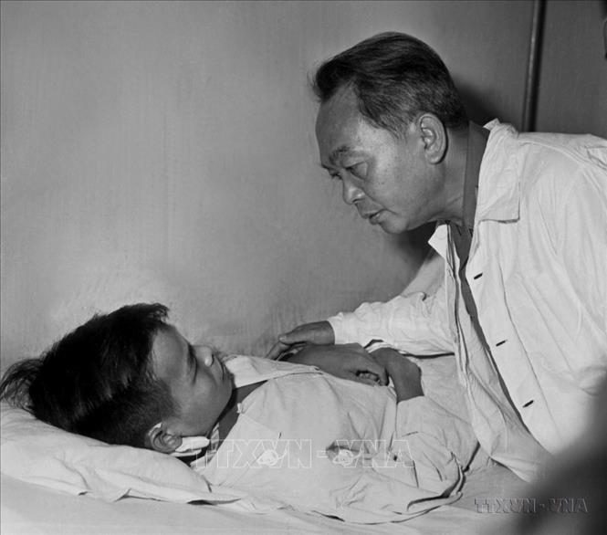  Đại tướng Võ Nguyên Giáp đến thăm các thương binh đang điều trị tại Quân y viện 108 (nay là Bệnh viện TƯ Quân đội 108), ngày 27/7/1969. Ảnh: Lâm Hồng – TTXVN